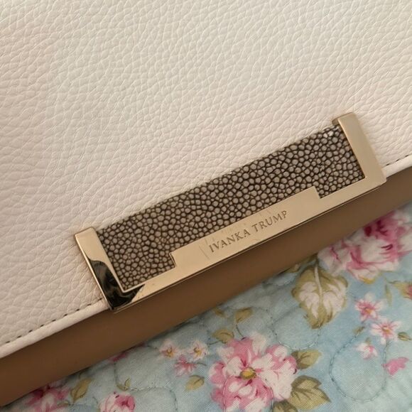 *Ivanka Trump* Classic Tan & Beige Cream Crossbody Handbag Purse EUC Gold Chain - Picture 7 of 7